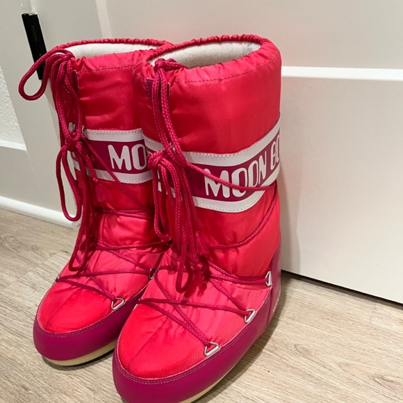 Size 6 hot pink moon boots - Picture 2 of 4